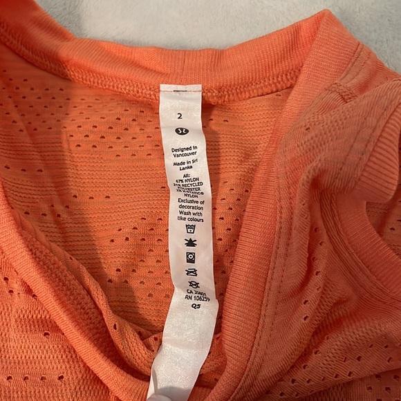 Lululemon tank. Size 2. Great Condition - Picture 2 of 4
